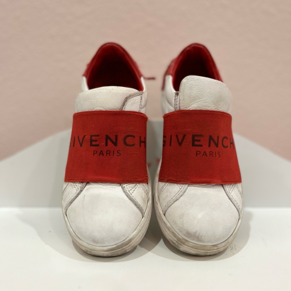 Unisex sneakers for little girls or boys.
